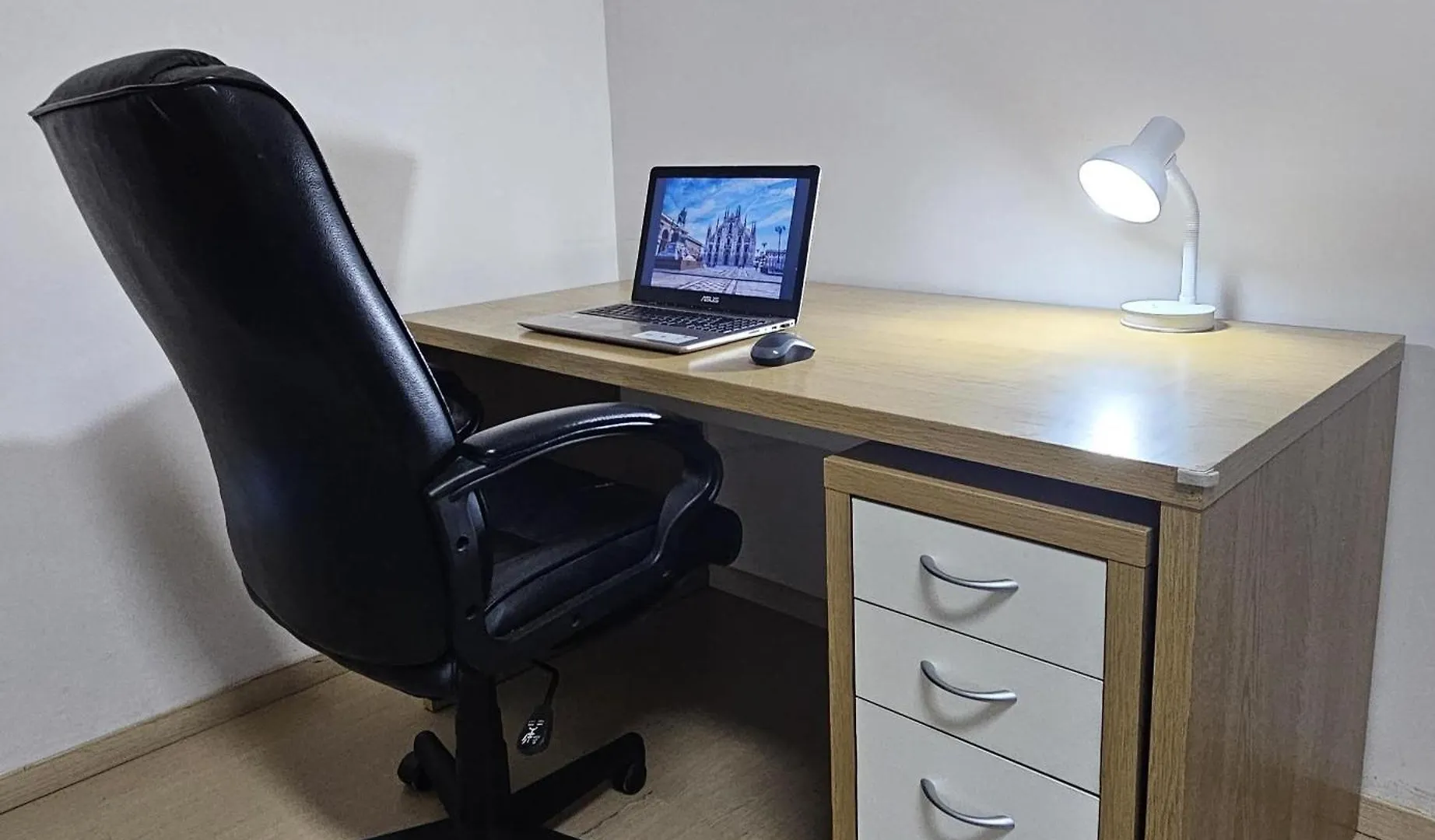 Family Comfort, Duomo 15Min Walk Away, With Parking In Front Milan Italy