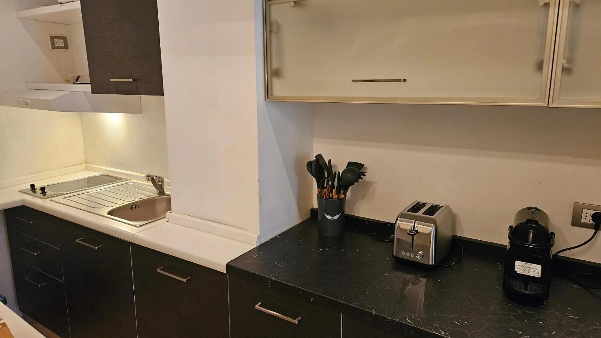 Family Comfort, Duomo 15Min Walk Away, With Parking In Front Milan Apartment