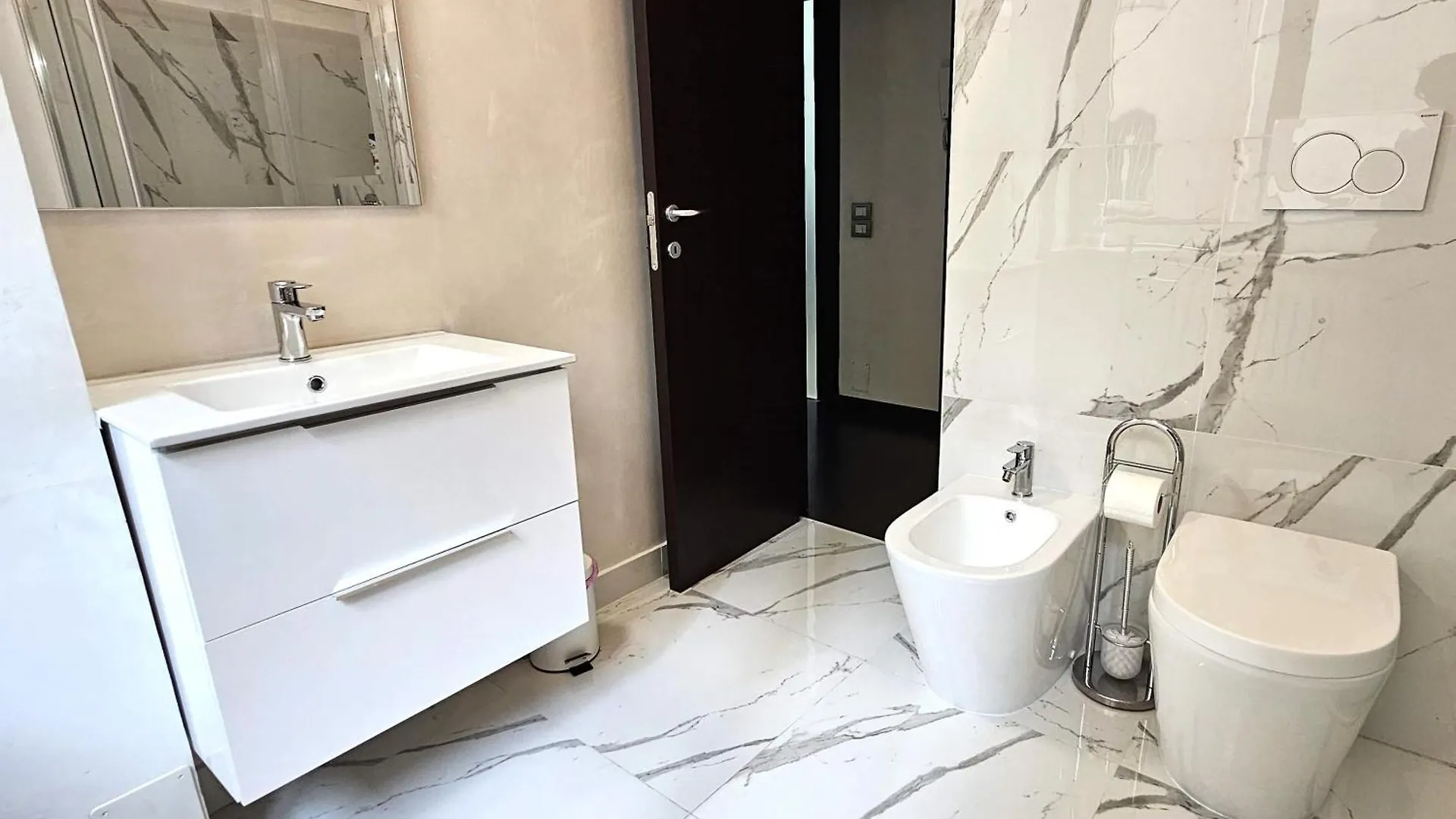 Family Comfort, Duomo 15Min Walk Away, With Parking In Front Milan Italy