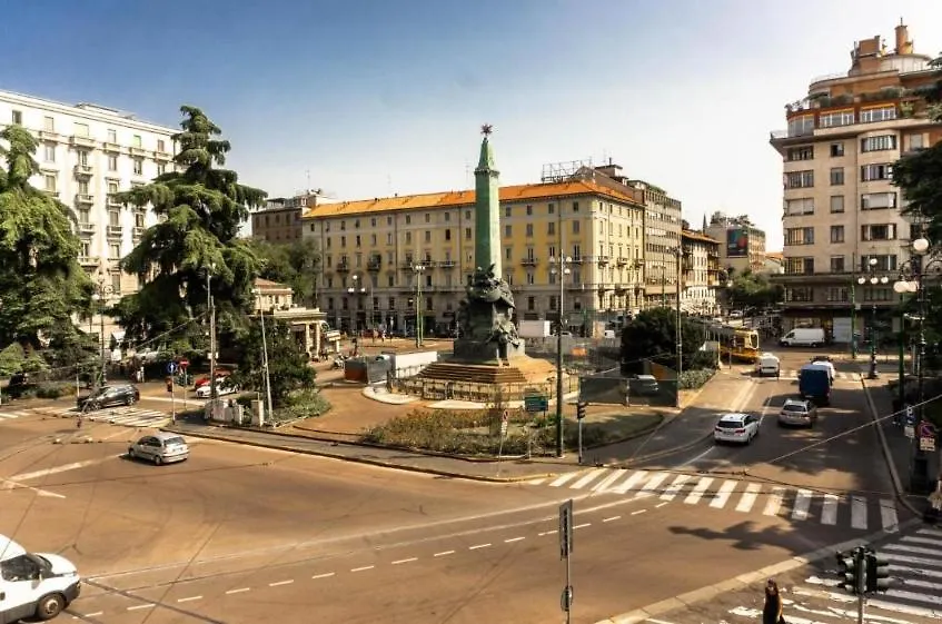 Family Comfort, Duomo 15Min Walk Away, With Parking In Front Milan
